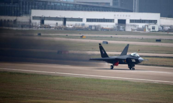 Máy bay chiến đấu J-31 Trung Quốc tại Triển lãm hàng không Chu Hải 2014 Máy bay chiến đấu J-31 Trung Quốc tại Triển lãm hàng không Chu Hải 2014