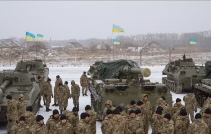 Lựu pháo hạng nặng 203 mm và lựu pháo 122 mm Type 2S1 của Quân đội Ukraine (nguồn mạng sina TQ)