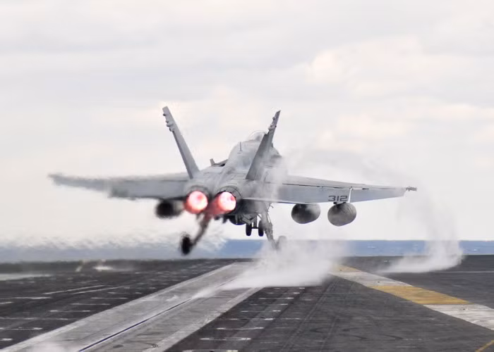 Máy bay chiến đấu cất cánh trên đường băng tàu sân bay USS George Washington, Hải quân Mỹ Máy bay chiến đấu cất cánh trên đường băng tàu sân bay USS George Washington, Hải quân Mỹ