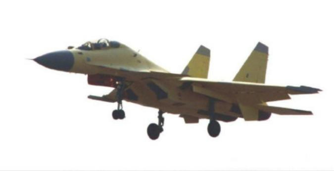 Máy bay chiến đấu J-15S hai chỗ ngồi lắp dộng cơ Thái Hành bay thử (nguồn mạng sina TQ)