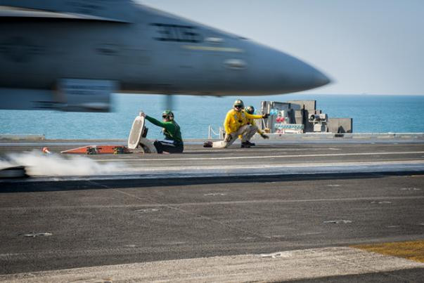 Trên đường băng tàu sân bay Mỹ Trên đường băng tàu sân bay Mỹ