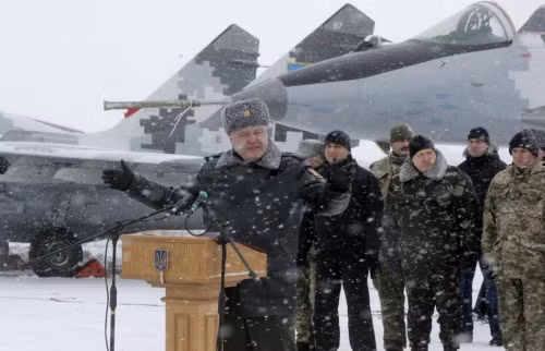 Tổng thống Ukraine Petro Poroshenko phát biểu tại Lễ bàn giao vũ khí trang bị mới cho Quân đội Ukraine (nguồn mạng sina TQ)