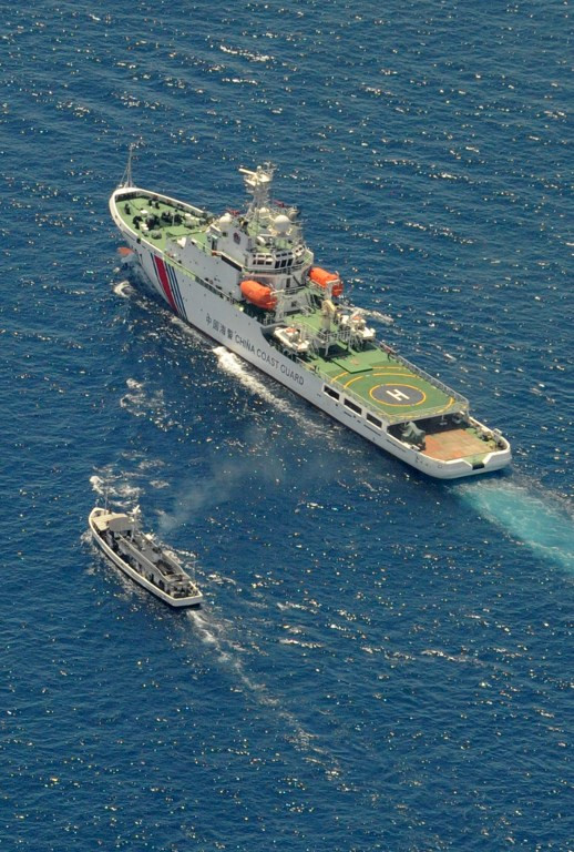 Tàu cảnh sát biển số hiệu 3401 Trung Quốc áp sát tàu cá Philippines tại bãi Cỏ Mây vào tháng 3 năm 2014