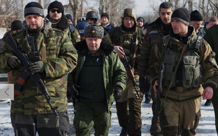 Bộ trưởng Quốc phòng Donetsk thị sát sân bay Bộ trưởng Quốc phòng Donetsk thị sát sân bay