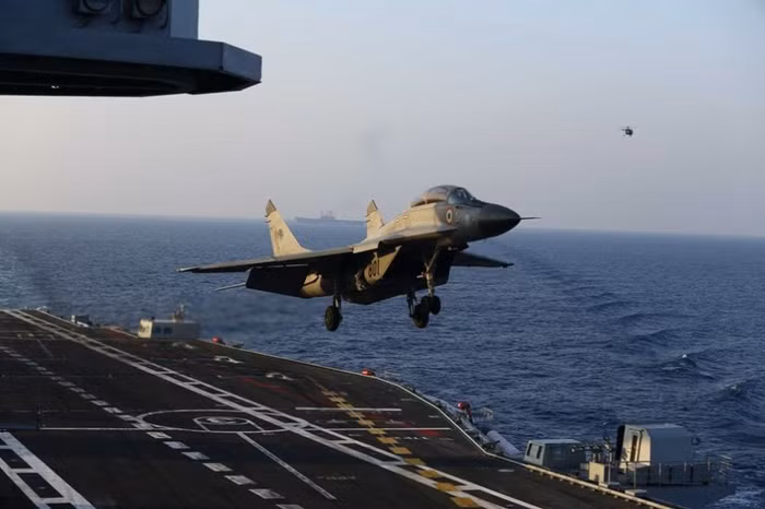 Máy bay chiến đấu cất hạ cánh trên tàu sân bay trong cuộc tập trận quy mô lớn của Hải quân Ấn Độ