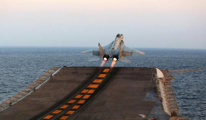 Máy bay chiến đấu cất cánh từ tàu sân bay trong cuộc tập trận quy mô lớn của Hải quân Ấn Độ Máy bay chiến đấu cất cánh từ tàu sân bay trong cuộc tập trận quy mô lớn của Hải quân Ấn Độ