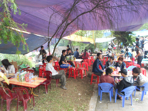 ...xả rác bừa bãi, chắn hết đường đi lối lại của du khách.