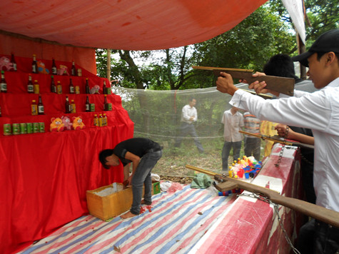 Bên cạnh đó là tình trạng cờ bạc "núp bóng" các trò "vui chơi có thưởng" như: "bắn súng kiểu Mỹ"...