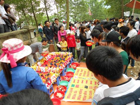 ... "ném bóng nhận quà"....