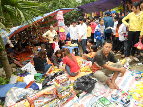 Ngay trong khuôn viên chùa là đủ loại hàng quán ăn uống quây lấn sân chùa...