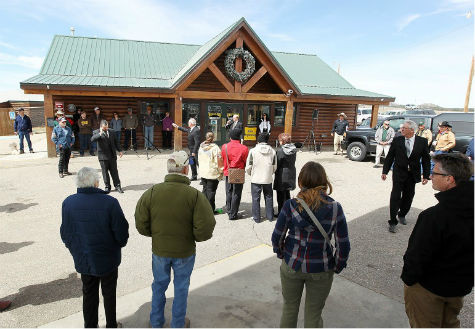 Ngày 5/4, khoảng 50 người đứng xem tại buổi đấu giá thị trấn Buford khá đặc biệt này. (Ảnh: BBC) Ngày 5/4, khoảng 50 người đứng xem tại buổi đấu giá thị trấn Buford khá đặc biệt này. (Ảnh: BBC)