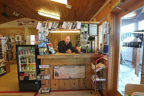 Ông Sammons, cư dân duy nhất tại thị trấn Buford trong cửa hàng Buford Trading Post. (Ảnh: BBC) Ông Sammons, cư dân duy nhất tại thị trấn Buford trong cửa hàng Buford Trading Post. (Ảnh: BBC)