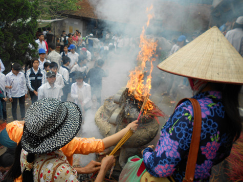 Ban tổ chức lễ hội chùa Long Đọi Sơn đã cho lắp hệ thống loa đài và dán thông báo khuyến cáo du khách hạn chế thắp hương, đốt vàng mã trong khuôn viên chùa...
