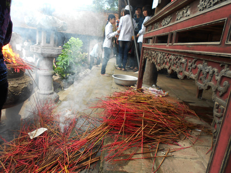 Những que hương không được thắp thì bị vứt thành từng đống ngay phía dưới lư hương, bàn thờ trông không khác gì một...đống rác.
