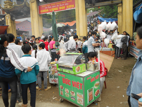 Ngay từ cổng chùa là cảnh lộn xộn, chen chúc của hàng quán với đủ thứ hàng hóa như đồ ăn, gấu bông, đồ lưu niệm được bày bán trông rất phản cảm.