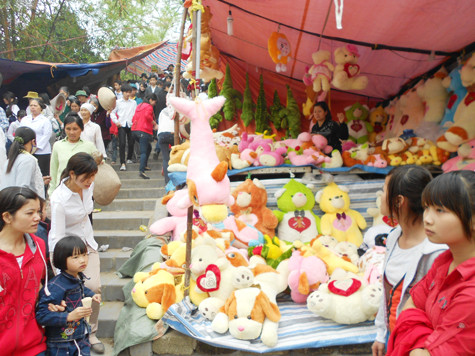 Du khách có cảm giác đây giống như một cái...chợ chứ không phải là chốn tôn nghiêm nơi cửa Phật.