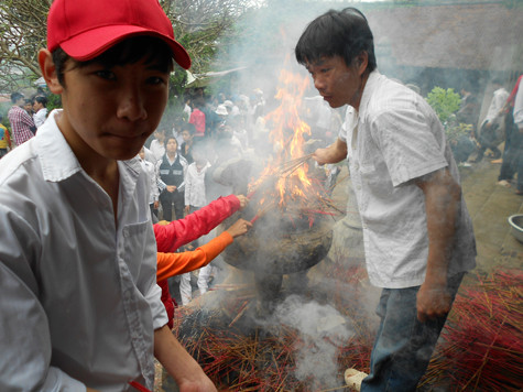 ...nhưng ngay phía trước tam quan là cảnh chen lấn, xô đẩy nhau để thắp hương.