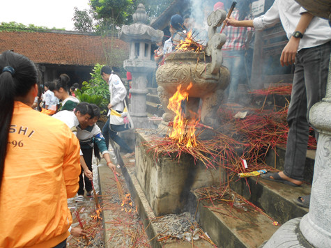 Thậm chí do hương được thắp quá nhiều khiến lửa bén vào chân hương bốc cháy đùng đùng, khói bốc cao mù mịt như một đám...cháy nhà.