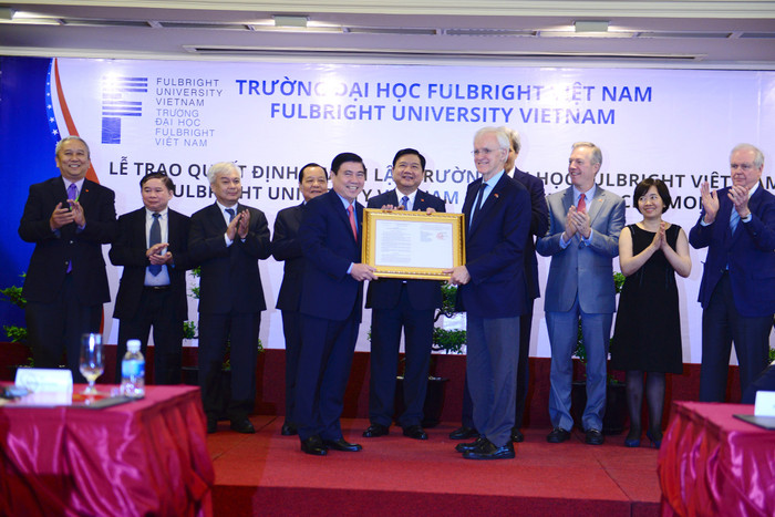 Buổi trao Quyết định thành lập Đại học Fulbright . Buổi trao Quyết định thành lập Đại học Fulbright .