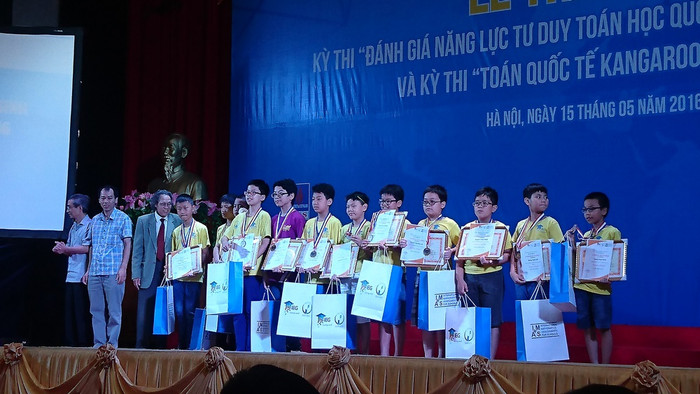 Các thí sinh nhận trong Lễ trao giải Kỳ thi đánh giá năng lực tư duy toán học. Các thí sinh nhận trong Lễ trao giải Kỳ thi đánh giá năng lực tư duy toán học.