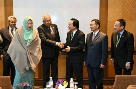 Trong khuôn khổ Hội nghị, Bộ trưởng Phùng Xuân Nhạ đã gặp gỡ, trao đổi và làm việc song phương với Bộ trưởng Bộ Giáo dục và Bộ trưởng Bộ Đại học Malaixia để bày tỏ cảm ơn nước chủ nhà tổ chức chu đáo các Hội nghị, đồng thời trao đổi nhằm thúc đẩy hợp tác giáo dục song phương giữa Việt Nam và Malaixia. Trong khuôn khổ Hội nghị, Bộ trưởng Phùng Xuân Nhạ đã gặp gỡ, trao đổi và làm việc song phương với Bộ trưởng Bộ Giáo dục và Bộ trưởng Bộ Đại học Malaixia để bày tỏ cảm ơn nước chủ nhà tổ chức chu đáo các Hội nghị, đồng thời trao đổi nhằm thúc đẩy hợp tác giáo dục song phương giữa Việt Nam và Malaixia.