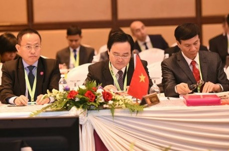 Tham dự các Hội nghị có các Bộ trưởng, trưởng đoàn giáo dục các nước ASEAN, các nước ASEAN +3 và các nước tham gia Cấp cao Đông Á như Trung Quốc, Nhật Bản, Hàn Quốc, Nga, Mỹ, Ấn Độ, Australia, New Zeanland. Đoàn Việt Nam do Bộ trưởng GD&ĐT Phùng Xuân Nhạ dẫn đầu. Tham dự các Hội nghị có các Bộ trưởng, trưởng đoàn giáo dục các nước ASEAN, các nước ASEAN +3 và các nước tham gia Cấp cao Đông Á như Trung Quốc, Nhật Bản, Hàn Quốc, Nga, Mỹ, Ấn Độ, Australia, New Zeanland. Đoàn Việt Nam do Bộ trưởng GD&ĐT Phùng Xuân Nhạ dẫn đầu.
