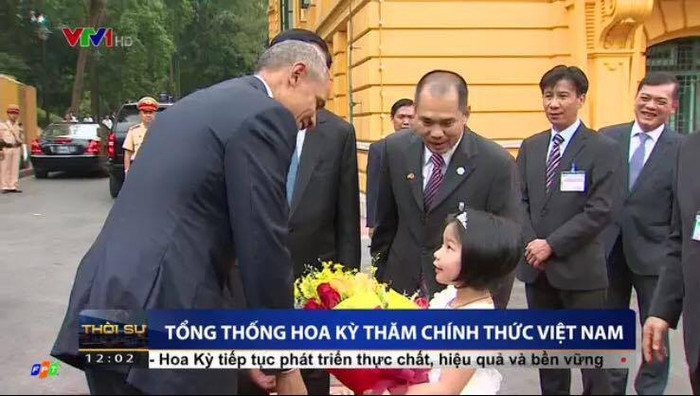 Phương Linh - một học sinh của trường Nguyễn Siêu vinh dự thay mặt thiếu nhi thủ đô tặng hoa chào mừng ngài Tổng thống Hoa Kỳ tới thăm Việt Nam Phương Linh - một học sinh của trường Nguyễn Siêu vinh dự thay mặt thiếu nhi thủ đô tặng hoa chào mừng ngài Tổng thống Hoa Kỳ tới thăm Việt Nam