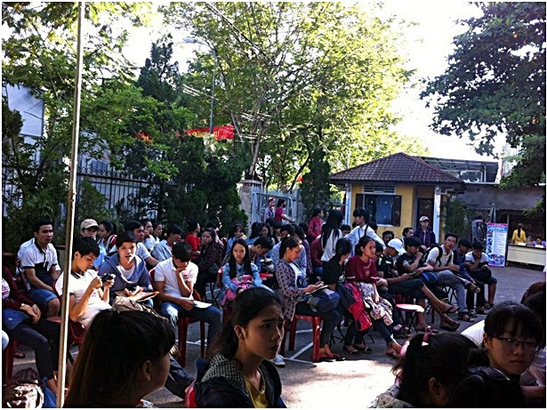 Thí sinh chờ rút hồ sơ tại Đại học Huế năm 2015. Thí sinh chờ rút hồ sơ tại Đại học Huế năm 2015.
