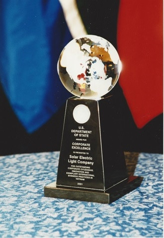 Giải thưởng Công ty Mỹ xuất sắc (US State Department Corporate Excellence Award) của 2001 do Bộ Ngoại giao Hoa Kỳ trao cho Công ty Selco-Vietnam. Giải thưởng Công ty Mỹ xuất sắc (US State Department Corporate Excellence Award) của 2001 do Bộ Ngoại giao Hoa Kỳ trao cho Công ty Selco-Vietnam.