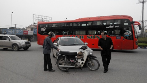 Hành vi thiếu văn hoá giao thông của ông Dương không những gây bức xúc cho người bị nạn mà còn gây bức xúc cho cả người dân chứng kiến