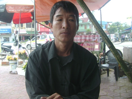 Không những không giúp đỡ người bị nạn mà ông Dương còn bắt người bị nạn là một công nhân mỏ đá như ông Hồng bồi thường 1 triệu đồng để sửa xe