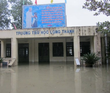 Trường tiểu học xã Long Thành, huyện Yên Thành, Nghệ An bị ngập chìm trong nước lũ Trường tiểu học xã Long Thành, huyện Yên Thành, Nghệ An bị ngập chìm trong nước lũ