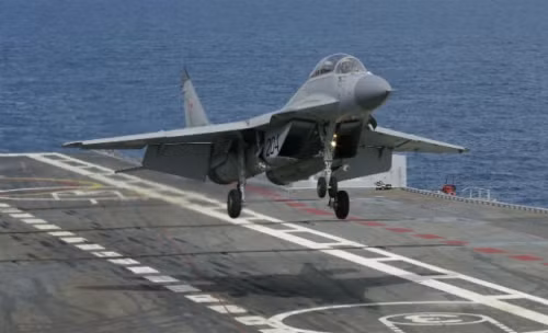 Máy bay hải quân MiG-29KUB bay thử trên tàu sân bay Vikramaditya