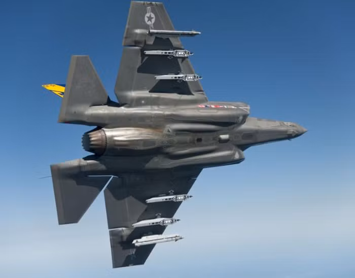 Máy bay chiến đấu tàng hình F-35C Mỹ thử nghiệm vũ khí