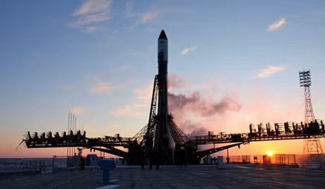 Tàu chở hàng không người lái Progress (Tiến Bộ) trên bệ phóng.