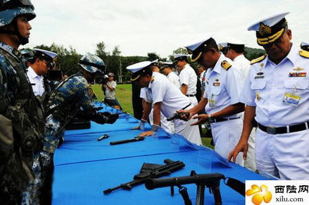 Súng trường QBS-06 (thứ hai từ dưới lên) đang được giới thiệu với các sĩ quan quân đội Trung Quốc