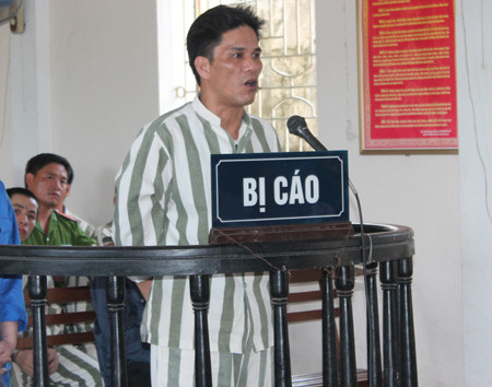 Việc kinh doanh trong trại giam được các tù nhân tiến hành trong bóng tối và kiếm được nguồn lợi nhuận khổng lồ. Đối với đường dây của Minh, phương thức thanh toán của đường dây ma túy này cũng khá tinh vi. Đó là mở tài khoản cho các đối tượng bên ngoài nhận tiền. Sau khi ghi tên người gửi tiền vào tài khoản, các “đại lý” này điện thoại báo cho đầu nậu trong trại giam thì ma túy sẽ được chuyển đến. Qua xác minh, công an thu giữ nhiều tỉ đồng đang kẹt lại tại các tài khoản trong ngân hàng. (Ảnh: Lê Xuân Minh trước tòa). Việc kinh doanh trong trại giam được các tù nhân tiến hành trong bóng tối và kiếm được nguồn lợi nhuận khổng lồ. Đối với đường dây của Minh, phương thức thanh toán của đường dây ma túy này cũng khá tinh vi. Đó là mở tài khoản cho các đối tượng bên ngoài nhận tiền. Sau khi ghi tên người gửi tiền vào tài khoản, các “đại lý” này điện thoại báo cho đầu nậu trong trại giam thì ma túy sẽ được chuyển đến. Qua xác minh, công an thu giữ nhiều tỉ đồng đang kẹt lại tại các tài khoản trong ngân hàng. (Ảnh: Lê Xuân Minh trước tòa).