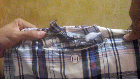 Thượng tá Nguyễn Hữu Phước, Phó Giám thị trại giam Xuân Lộc (Đồng Nai), cho biết: "Số lượng phạm nhân nghiện ma túy trong trại rất nhiều, nhu cầu thỏa mãn cơn nghiện rất cao, nên một số phạm nhân tìm cách lén lút đưa vào. Hầu hết ma túy tuồn vào trại giam chủ yếu do người thân của phạm nhân cung cấp. Thường những phạm nhân nào cải tạo tốt sẽ được đặc cách và thường xuyên người nhà được vào thăm. Chính những lúc thăm này là thời gian họ dễ dàng vận chuyển hàng nhất. Thông qua các vật dụng hoặc những khoảng thời gian riêng tư để có cơ hội cất giấu những mặt hàng này. Nhiều cặp vợ chồng lợi dụng khoảng thời gian bên nhau, dùng bao cao su để giấu ma túy rồi nhét vào hậu môn". (Ảnh: Túi sau chiếc quần dùng để cất giấu ma túy). Thượng tá Nguyễn Hữu Phước, Phó Giám thị trại giam Xuân Lộc (Đồng Nai), cho biết: "Số lượng phạm nhân nghiện ma túy trong trại rất nhiều, nhu cầu thỏa mãn cơn nghiện rất cao, nên một số phạm nhân tìm cách lén lút đưa vào. Hầu hết ma túy tuồn vào trại giam chủ yếu do người thân của phạm nhân cung cấp. Thường những phạm nhân nào cải tạo tốt sẽ được đặc cách và thường xuyên người nhà được vào thăm. Chính những lúc thăm này là thời gian họ dễ dàng vận chuyển hàng nhất. Thông qua các vật dụng hoặc những khoảng thời gian riêng tư để có cơ hội cất giấu những mặt hàng này. Nhiều cặp vợ chồng lợi dụng khoảng thời gian bên nhau, dùng bao cao su để giấu ma túy rồi nhét vào hậu môn". (Ảnh: Túi sau chiếc quần dùng để cất giấu ma túy).