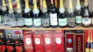 Đối với rượu, nhiều phạm nhân mách người nhà cho vài lát chanh vào chai nhằm biến rượu thành nước chanh bổ mát. Đã rất nhiều chuyến hàng được vận chuyển "thành công" nhờ phương pháp này. Tuy nhiên, với phương pháp này, người nhà phải có khả năng "diễn" tốt để có thể qua mặt được cán bộ quản trại. Ảnh minh họa. Đối với rượu, nhiều phạm nhân mách người nhà cho vài lát chanh vào chai nhằm biến rượu thành nước chanh bổ mát. Đã rất nhiều chuyến hàng được vận chuyển "thành công" nhờ phương pháp này. Tuy nhiên, với phương pháp này, người nhà phải có khả năng "diễn" tốt để có thể qua mặt được cán bộ quản trại. Ảnh minh họa.