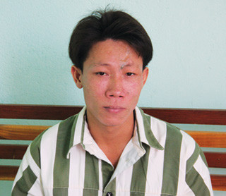 Hoặc nhiều trường hợp tù nhân giữ liên lạc với đường dây buôn bán ở ngoài và sử dụng những biện pháp tinh vi hơn để chuyển hàng. Ví dụ như dùng những "điểm chết" (như kiểu hốc cây) để giấu hàng, khi phạm nhân đi làm qua sẽ tranh thủ lúc cán bộ không để ý để nhảy vào lấy hàng. (Ảnh: Phạm nhân Vũ Quốc Hòa tại trại giam Công an huyện Xuân Lộc đã tuồn nhiều hàng vào trại giam) Hoặc nhiều trường hợp tù nhân giữ liên lạc với đường dây buôn bán ở ngoài và sử dụng những biện pháp tinh vi hơn để chuyển hàng. Ví dụ như dùng những "điểm chết" (như kiểu hốc cây) để giấu hàng, khi phạm nhân đi làm qua sẽ tranh thủ lúc cán bộ không để ý để nhảy vào lấy hàng. (Ảnh: Phạm nhân Vũ Quốc Hòa tại trại giam Công an huyện Xuân Lộc đã tuồn nhiều hàng vào trại giam)