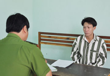 Thuốc lá cũng vậy, bằng cách ngụy trang cùng thức ăn, các phạm nhân đã tuồn được lượng thuốc lá vào trại, vừa dùng vừa bán cho các tù nhân khác.Cách thông thường và phổ thông nhất là nhét vào cơm hoặc thức ăn. Tuy nhiên, cách này gặp rủi ro rất cao vì dễ bị cán bộ quản giáo phát hiện, mỗi lần vận chuyển cũng không được nhiều. Một cách khác khả năng thành công cao hơn là móc nối với một số đối tượng bên ngoài ném qua bức tường trại giam. Cách này an toàn với hệ thống an ninh của trại nhưng rất dễ bị những đối tượng khác “thó” mất nếu như không có sự phối hợp nhịp nhàng giữa phạm nhân và người bên ngoài. (Ảnh: Vũ Quốc Hòa khai báo trước cơ quan điều tra). Thuốc lá cũng vậy, bằng cách ngụy trang cùng thức ăn, các phạm nhân đã tuồn được lượng thuốc lá vào trại, vừa dùng vừa bán cho các tù nhân khác.Cách thông thường và phổ thông nhất là nhét vào cơm hoặc thức ăn. Tuy nhiên, cách này gặp rủi ro rất cao vì dễ bị cán bộ quản giáo phát hiện, mỗi lần vận chuyển cũng không được nhiều. Một cách khác khả năng thành công cao hơn là móc nối với một số đối tượng bên ngoài ném qua bức tường trại giam. Cách này an toàn với hệ thống an ninh của trại nhưng rất dễ bị những đối tượng khác “thó” mất nếu như không có sự phối hợp nhịp nhàng giữa phạm nhân và người bên ngoài. (Ảnh: Vũ Quốc Hòa khai báo trước cơ quan điều tra).