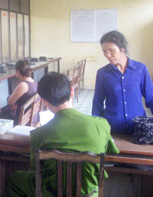 Những mặt hàng bình thường ngoài đời bỗng trở thành xa xỉ và nó có giá trị gấp nhiều lần khi ở trong trại. Nếu những điếu thuốc tính bằng giá nghìn đồng thì trong tù lên đến hàng chục nghìn đồng. Đấy là còn chưa kể đến rượu và đặc biệt là ma túy, giá trị của những mặt hàng này thật sự rất lớn, và thường giá cả không ổn định. Thường những tù nhân lợi dụng tình thương của chính người nhà mình để tuồn những mặt hàng xa xỉ này vào. Thông qua những chuyến thăm tù nhân, người nhà sẽ giấu hàng nhằm đánh lừa cán bộ quản trại. (Ảnh: Người nhà đến thăm tù nhân). Những mặt hàng bình thường ngoài đời bỗng trở thành xa xỉ và nó có giá trị gấp nhiều lần khi ở trong trại. Nếu những điếu thuốc tính bằng giá nghìn đồng thì trong tù lên đến hàng chục nghìn đồng. Đấy là còn chưa kể đến rượu và đặc biệt là ma túy, giá trị của những mặt hàng này thật sự rất lớn, và thường giá cả không ổn định. Thường những tù nhân lợi dụng tình thương của chính người nhà mình để tuồn những mặt hàng xa xỉ này vào. Thông qua những chuyến thăm tù nhân, người nhà sẽ giấu hàng nhằm đánh lừa cán bộ quản trại. (Ảnh: Người nhà đến thăm tù nhân).