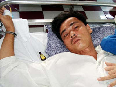 Có một điểm đặc biệt là trong các chiêu trò đưa hàng vào trại của phạm nhân thì chiêu sử dụng đến hậu môn chiếm tỷ lệ khá lớn. Như việc đưa điện thoại di động vào, nhiều phạm nhân đã nhét cả điện thoại di động vào hậu môn để tránh bị phát hiện. Thậm chí, nhiều người còn nhét cả hai cái điện thoại di động dẫn đến tình trạng tắc đại tràng, nguy hiểm đến tính mạng, phải đi cấp cứu. Một cách khác khả năng thành công cao hơn là móc nối với một số đối tượng bên ngoài ném qua bức tường trại giam. Cách này an toàn với hệ thống an ninh của trại nhưng rất dễ bị những đối tượng khác “thó” mất nếu như không có sự phối hợp nhịp nhàng giữa phạm nhân và người bên ngoài. Ảnh: Nguyễn Anh Kiệt là phạm nhân đang thụ án tại trại giam Định Thành (Thoại Sơn, An Giang) đã nhét hai điện thoại vào hậu môn nên phải đi cấp cứu. Có một điểm đặc biệt là trong các chiêu trò đưa hàng vào trại của phạm nhân thì chiêu sử dụng đến hậu môn chiếm tỷ lệ khá lớn. Như việc đưa điện thoại di động vào, nhiều phạm nhân đã nhét cả điện thoại di động vào hậu môn để tránh bị phát hiện. Thậm chí, nhiều người còn nhét cả hai cái điện thoại di động dẫn đến tình trạng tắc đại tràng, nguy hiểm đến tính mạng, phải đi cấp cứu. Một cách khác khả năng thành công cao hơn là móc nối với một số đối tượng bên ngoài ném qua bức tường trại giam. Cách này an toàn với hệ thống an ninh của trại nhưng rất dễ bị những đối tượng khác “thó” mất nếu như không có sự phối hợp nhịp nhàng giữa phạm nhân và người bên ngoài. Ảnh: Nguyễn Anh Kiệt là phạm nhân đang thụ án tại trại giam Định Thành (Thoại Sơn, An Giang) đã nhét hai điện thoại vào hậu môn nên phải đi cấp cứu.