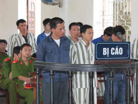 Những phạm nhân với nhiều chiêu trò tinh vi đã kiếm được khoản lợi nhuận không nhỏ. Đó là những hành vi tội ác và cần sự trừng trị thích đáng của pháp luật. Và quan trọng là cần có những biện pháp hiệu quả hơn trong việc quản lý và kiểm tra của các cán bộ quản lý trại giam. (Ảnh: Các phạm nhân trong đường dây của Lê Xuân Minh khai báo trước tòa). Những phạm nhân với nhiều chiêu trò tinh vi đã kiếm được khoản lợi nhuận không nhỏ. Đó là những hành vi tội ác và cần sự trừng trị thích đáng của pháp luật. Và quan trọng là cần có những biện pháp hiệu quả hơn trong việc quản lý và kiểm tra của các cán bộ quản lý trại giam. (Ảnh: Các phạm nhân trong đường dây của Lê Xuân Minh khai báo trước tòa).