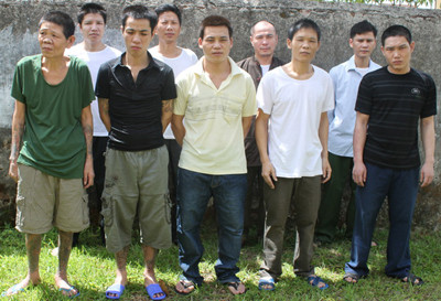 Lê Xuân Minh đã khai: “Có nhiều đường để đưa ma túy vào trại giam. Đó là giấu ma túy trong gói quà mỗi lần thăm gặp. Hoặc tại phòng riêng dành cho nam nữ phạm nhân có vợ hoặc chồng đến thăm, bỏ ma túy vào bao cao su rồi cho vào hậu môn và đem về trại. Nếu đi lao động ngoài trại thì đêm trước báo cho đối tượng buôn bán ma túy ngoài xã hội giấu ma túy vào “điểm chết” (gốc cây đã hẹn). Lợi dụng ngày nghỉ, người ở ngoài điện thoại hẹn rồi ném hoặc dùng ná cao su “bắn” từng gói ma túy nhỏ qua bờ tường trại giam”. (Ảnh: đường dây buôn bán ma túy trong trại của Minh bị phát hiện). Lê Xuân Minh đã khai: “Có nhiều đường để đưa ma túy vào trại giam. Đó là giấu ma túy trong gói quà mỗi lần thăm gặp. Hoặc tại phòng riêng dành cho nam nữ phạm nhân có vợ hoặc chồng đến thăm, bỏ ma túy vào bao cao su rồi cho vào hậu môn và đem về trại. Nếu đi lao động ngoài trại thì đêm trước báo cho đối tượng buôn bán ma túy ngoài xã hội giấu ma túy vào “điểm chết” (gốc cây đã hẹn). Lợi dụng ngày nghỉ, người ở ngoài điện thoại hẹn rồi ném hoặc dùng ná cao su “bắn” từng gói ma túy nhỏ qua bờ tường trại giam”. (Ảnh: đường dây buôn bán ma túy trong trại của Minh bị phát hiện).