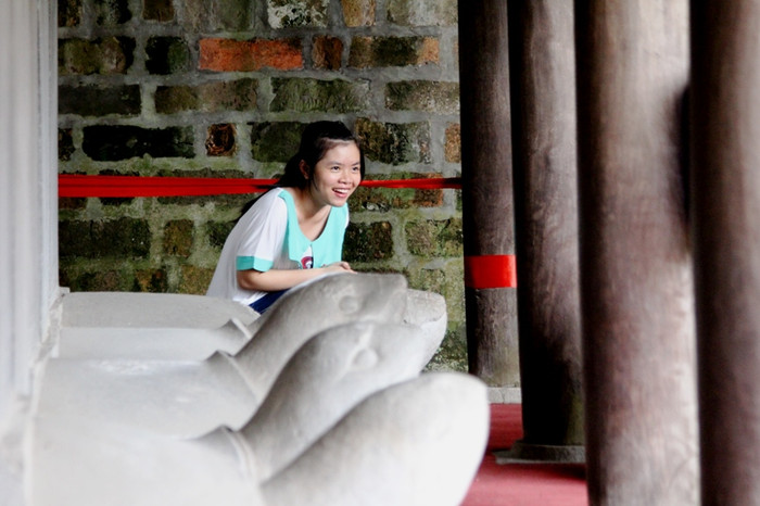 Mặc dù các bia tiến sĩ đã được hàng rào bảo vệ nhưng vẫn có cánh tay cố với để sờ đầu rùa bằng được.