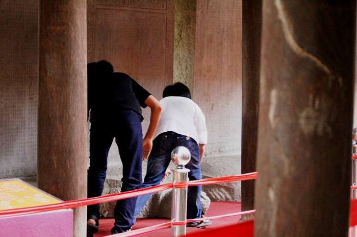 Chỉ cần khuất bóng dáng bảo vệ là những cô cậu học trò này nhảy vào khu vực cấm và “bay nhảy” sờ đầu rùa vô tư.