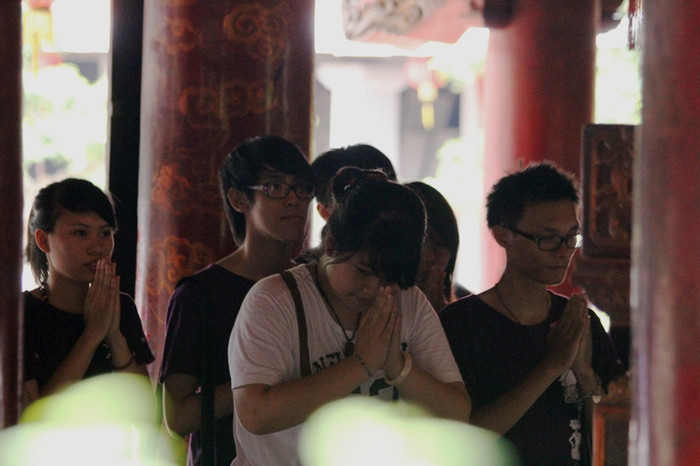 Bên trong khu vực Đại Thành Môn nhiều học sinh lớp 12 chuẩn bị thi tốt nghiệp cũng đến cầu cho một kỳ thi thành đạt.