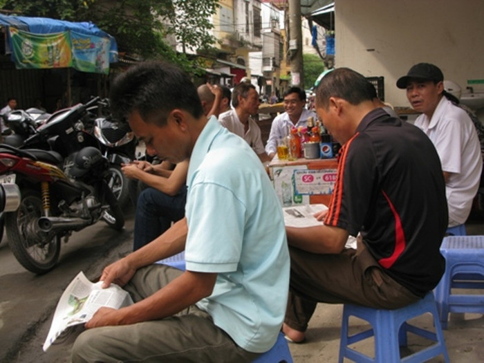 Hoặc tranh thủ ngồi uống nước chè, đọc báo đợi con thi. Hoặc tranh thủ ngồi uống nước chè, đọc báo đợi con thi.