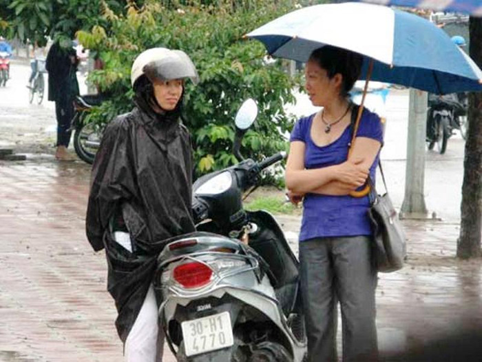 Vì con bố, mẹ sẵn sàng đội mưa chờ đợi cho tới lúc hết giờ làm bài. Vì con bố, mẹ sẵn sàng đội mưa chờ đợi cho tới lúc hết giờ làm bài.